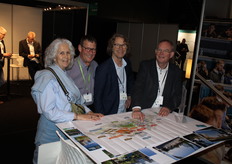 Op de gezamenlijke stand van het World Horti Center en Gemeente Westland geven Will Zuiderwijk (2e van links) en Bert Melles (rechts) uitleg over de bouwplannen van de Flora Campus.