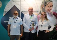 Op de kleurrijke stand van Sazas straalde niet alleen Rahamed Bholai, Jan Willem van Zeeland en Christa Wind. Maar ook een van de Complimentenmeisjes...wij werden er stil van.