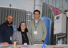 Op dit schilderachtige plaatje treft u Ricardo Loetawan, Daniella Hanemaayer en Swen de Cuijper van Presscon Horti.