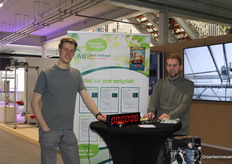 Jasper Koren en Ronald de Moedt van AB Zuid-Holland konden op veel belangstelling rekenen. Gelukkig hadden ze even tijd voor de foto. Voor het bedrijf zoeken ze bedrijfsleiders, teeltspecialisten, en teamleiders.