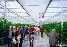Een vol betonpad. Bezoekers vonden de kas wel hoog in vergelijking met de planten. Kom in oktober nog maar eens terug, zeggen we dan.