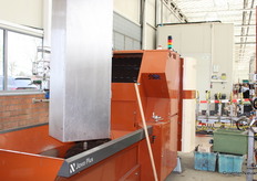 Het substraat wordt doormiddel van de Javo Plus in de potten gedaan