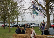 De vlaggen wapperen rustig in de wind. Een perfecte dag voor Kom in de Kas