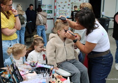 Schminken hoort er ook bij. Wordt dit meisje een bloemetje?