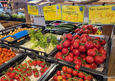 Hé, die tomaten zagen we net nog in kassen bij de buren hangen. Vers van Voorne verkoopt ze lokaal.