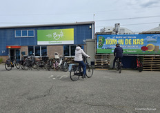 Er deden opvallend veel groentetelers mee aan Kom in de Kas 2026 op Voorne-Putten. Wie in de buurt woonde, kwam met de fiets. Mensen uit de stad kwamen met de auto en konden zo de deelnemende locaties afrijden.