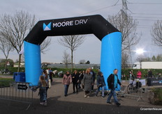 Vanaf de bus stop bleven mensen toestromen.