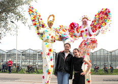 Deze dames gaan met veel plezier op de foto.
