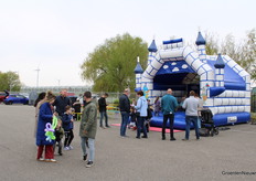 Ballonnen en een springkussen, de kids vermaken zich prima!