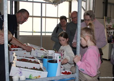 Tomaten proeven en beoordelen op smaak.