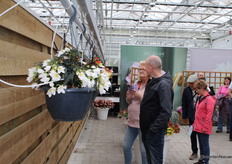 Veel bezoekers maken graag foto's van alle mooie planten.