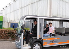 De route van Kom in de Kas Westland was behoorlijk lang. Deze jonge dames gingen maar wat graag met deze hippe kar naar het volgende bedrijf.