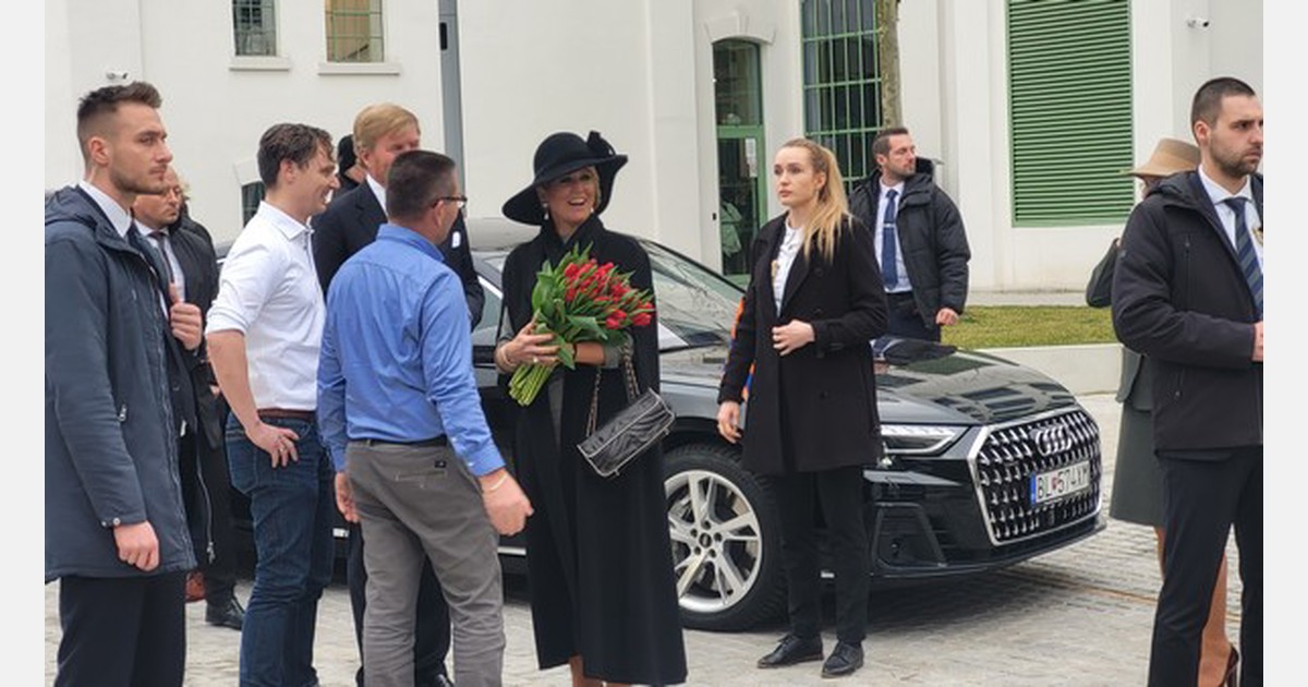 FPC Tulp overhandigt tulpen aan koningin Máxima