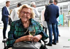 Mevrouw Emmy Hilverda - van der Boon was ook aanwezig op de feestelijke opening. Emmy is 92 lentes jong en genoot, met gepaste trots, van het hele gebeuren. Ze heeft het bedrijf van haar vader op zien bloeien tot het toonaangevende bedrijf, met vestigingen wereldwijd, dat het vandaag de dag is.