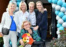 4 Generaties Hilverda-Eveleens bij elkaar. Emmy samen met haar dochter Johanna, kleindochters Barbara (links) en Karina (rechts) en haar, grote trots, achterkleinkind Alexander. Barbara en Karina zijn betrokken bij de Hilverda Foundation.