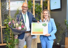 Rene Jochems van de Rabobank overhandigt Mirjam Dictus van Boomkwekerij Ronald Dictus de prijs voor beste stand in categorie Groen.
