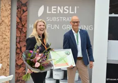 Rene Jochems overhandigt de award, voor beste stand in categorie Toeleverancier, aan Sabrina Pool van Lensli.
