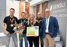 Het team van Lensli samen met Rene Jochems en hun award.