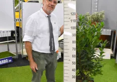 Pierre Demesmaeker van FotoCCar met de nieuwe lengteband voor vollegrondsteelt. Ideaal als je een aantal haagplanten wilt meten in het veld.
