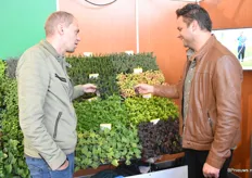 Matthijs van der Berg van Green Products kijkt met Corné van de Wildt van IBN naar het product dat IBN op de beurs tentoonstelt. Natuurlijk is er extra aandacht voor de producten die groeien in paperpots, die Matthijs hun levert.