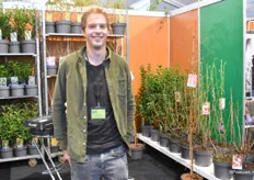 Erik Rijnbeek van Boomkwekerij Robert Rijnbeek met zijn voorjaarsassortiment van bloeiende Prunussen, Magnolia's, Syringa's en Parrotia's.