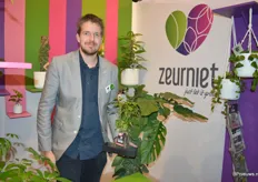 Tom Scheffers van kwekerij Zeurniet met een breed assortiment aan groene kamerplanten.