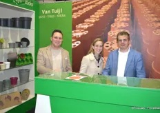 Gerard van Tuijl, Henrike van Tuijl en en Arjan van Leeuwen van de in onze markt al generaties lang bekende producent van potten, trays en sticks Van Tuijl.
