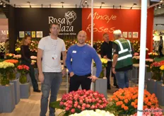 Veilingmeesters Edwin Chrispijn en Maarten Loos struinen de beurs af. Wij spotten de heren, bij toeval, hier in de stand van Rosa Plaza.