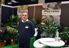 Rob Hoppenbrouwer van Peeters Potplanten, dat o.a. een assortiment Ficus, Hibiscus en Zamioculca beschikbaar heeft.