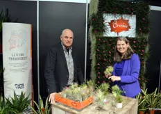 Plantenverkoper Jan Ekelmans samen met Nancy Rip van Bromini, met op de tafel een assortiment tillandsia ('airplantjes').