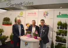 De heren van Sierteelt Sales, met in het midden een van de kwekerij die van hun diensten gebruik maakt, Frans Mielen van kwekerij Oasa.