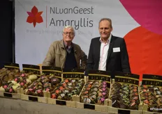 Joop Doorduin en Ben van Geest van NL van Geest Amayllis. Een nieuwigheidje is de bol in kartonnen doosje met draagband, handig voor de consument en duurzaam bovendien.
