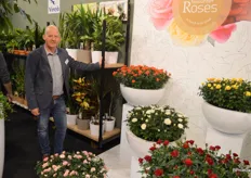 Pieter Middelkoop van Vireo, hier bij de roosjes van 'de meest geavanceerde rozenkwekerij van Nedeland' HPD Potplanten.