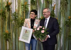Roses Forever krijgt een Award overhandigd voor de beste noviteit 2019 in het segment van de potrozen.