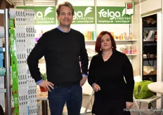 Philip Grimm en Ketty Cancian van Felga Etiketten presenteren hun bio labels, gemaakt van mais.