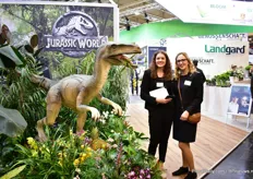 Nele Mahler en Sophia Schrours van Landgard naast hun nieuwe verkoop concept Jurrassic world. Het concept bestaat uit exotische en groene planten.