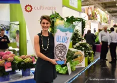 Aline Andreas van Ciltivaris presenteert de nieuwe plant Ulu. Deze plant is bekend als broodboom. Bij elke plant die ze verkopen doneren ze 1 euro aan kwekers in de tropics.
