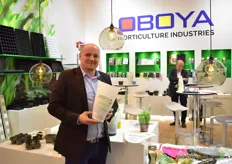 Przemyslaw Procek van Oboya met de nieuwe biobased hoes.