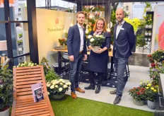 Erik Bos, Anneke van Pelt en Peter van den Ham van Nolina Kwekerijen B.V. Anneke presenteert de Michala, nieuw in het assortiment bij Nolina en een potroosje dat zich kenmerkt door de extreem grote bloemen
