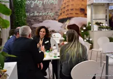 Maya Avni van Hishtil in gesprek met klanten.