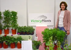 Karin Verbeek van Victory Plants stond er met verschillende mooie tuinplanten en zijn druk in de weer voor week 16 als alles weer de deur uitvliegt.