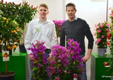 Milan van Adrichem en Bas Berk van RM Plants bij hun Bougainvillea. 
