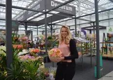 Tamara van den Berg van Decorum met een bloemstuk gemaakt door Floral Designer Hanneke Frankema. Hanneke heeft gedurende de show verschillende bloemstukken gemaakt.