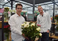 Menno Boots en Gijs Hoedjes van Borst Bloembollen. Ze zitten hoofdzakelijk in de tulpen en plukken er 30-35 miljoen per jaar. Sinds dit jaar doet dit West Frieslandse bedrijf er voor het eers ook pioenen bij, dit zijn er rond de 150.000 per jaar.