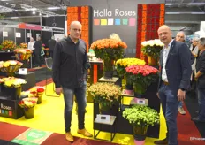 Holla Roses komt, uiteraard vanuit Ethiopië, binnenkort met twee nieuwe 'wild rose' varieteiten op de markt: Wild Radish en Wild Eclaire. Op de foto worden deze geflankeerd door de gebroeders Marc en Paul Holla.