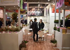 Rely Jaldety of Jaldety talking with a visitor. At the California Spring Trials in March, they will present several novelties and even more at the FlowerTrials in June 2020.