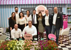The team of Danziger with Mr. Plant Geek. At the booth of Danziger Scoop is the highlight. Besides the scabiosa Scoop, danziger now also named a petunia series Scoop. At the AIPH Grower of The Year Award, Danziger Guatemala won the bronze award in the category Young Plants.
