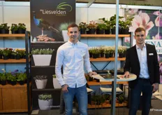 Jurre van Veen van Kwekerij De Liesvelden, samen met Stijn Kempen van het FloraHolland sales management team.