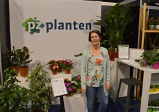 Marlène Zuidgeest van PZ Planten, dat o.a. weer primula, vlijtige liesjes en sanetti in de etalage heeft.
