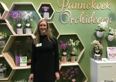 Marieke Hoogendijk van Pannekoek Orchideeën stond op de beurs met twee nieuwe concepten. Ze stonden er met hun glasvaas, rechts van Marieke te zien,  en met hun hanging Orchids die aan haar linkerhand aan de muur hangen.